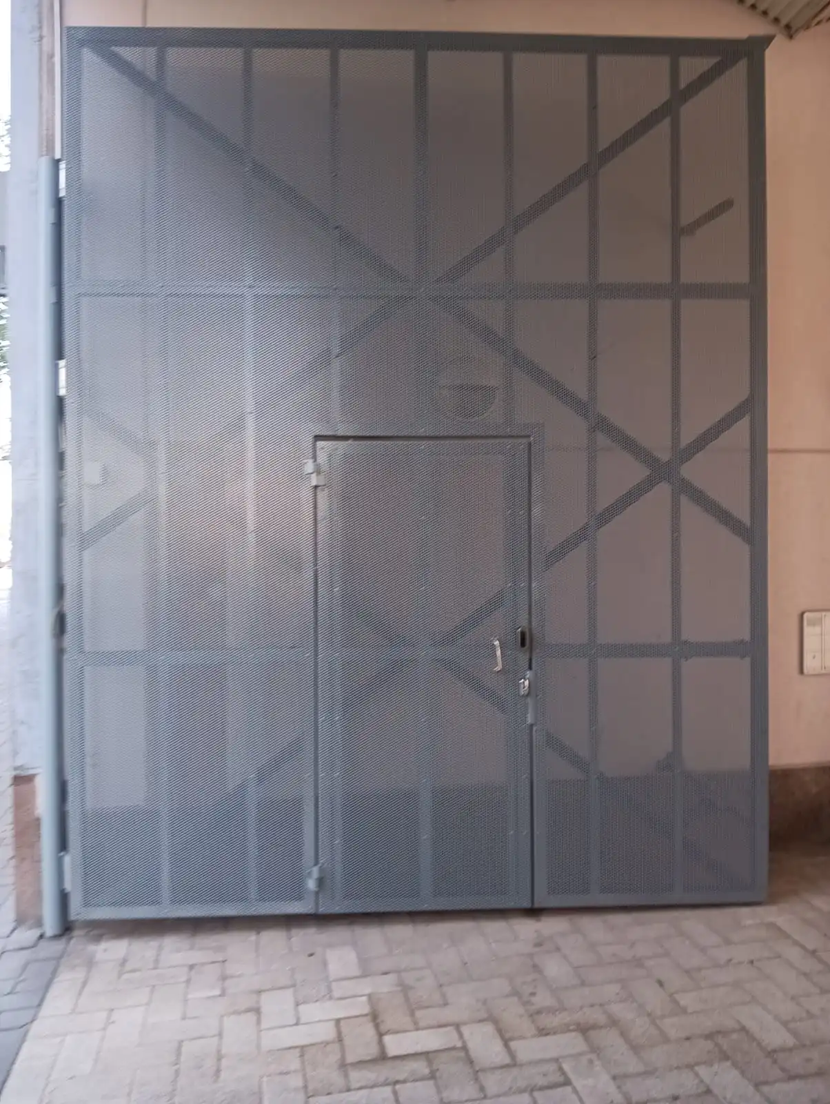 Harmaa metalli portti