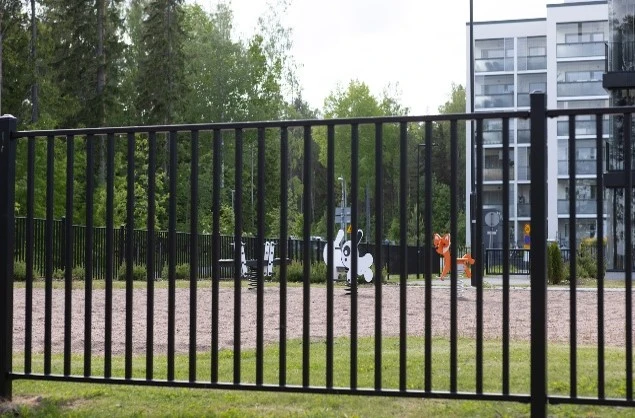 Musta metalliverkkoaita