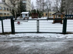 Leveä metalliportti