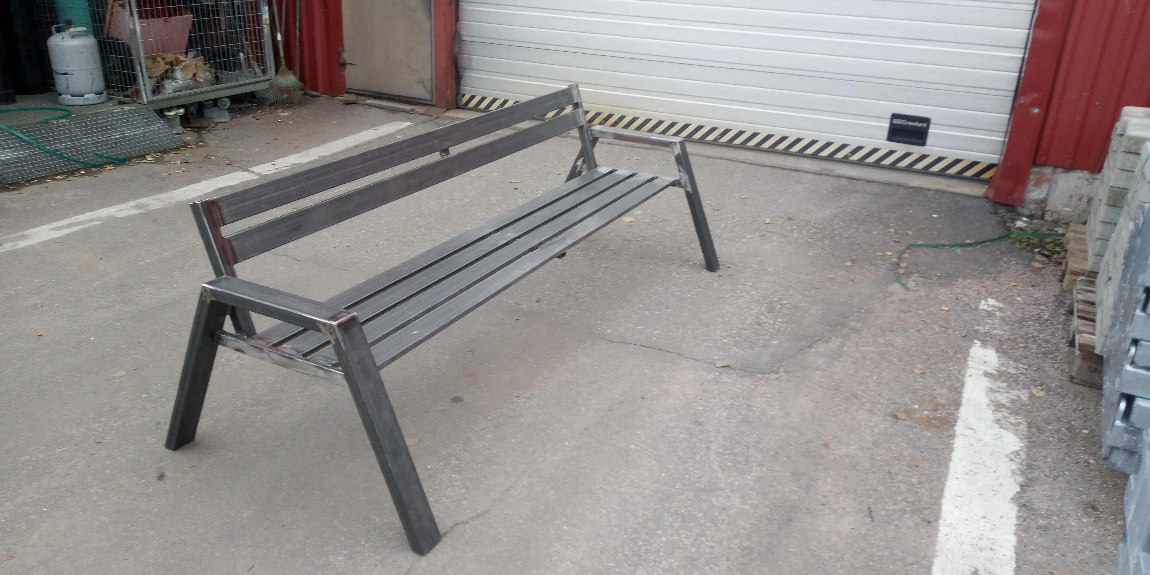 Harmaa metalli penkki